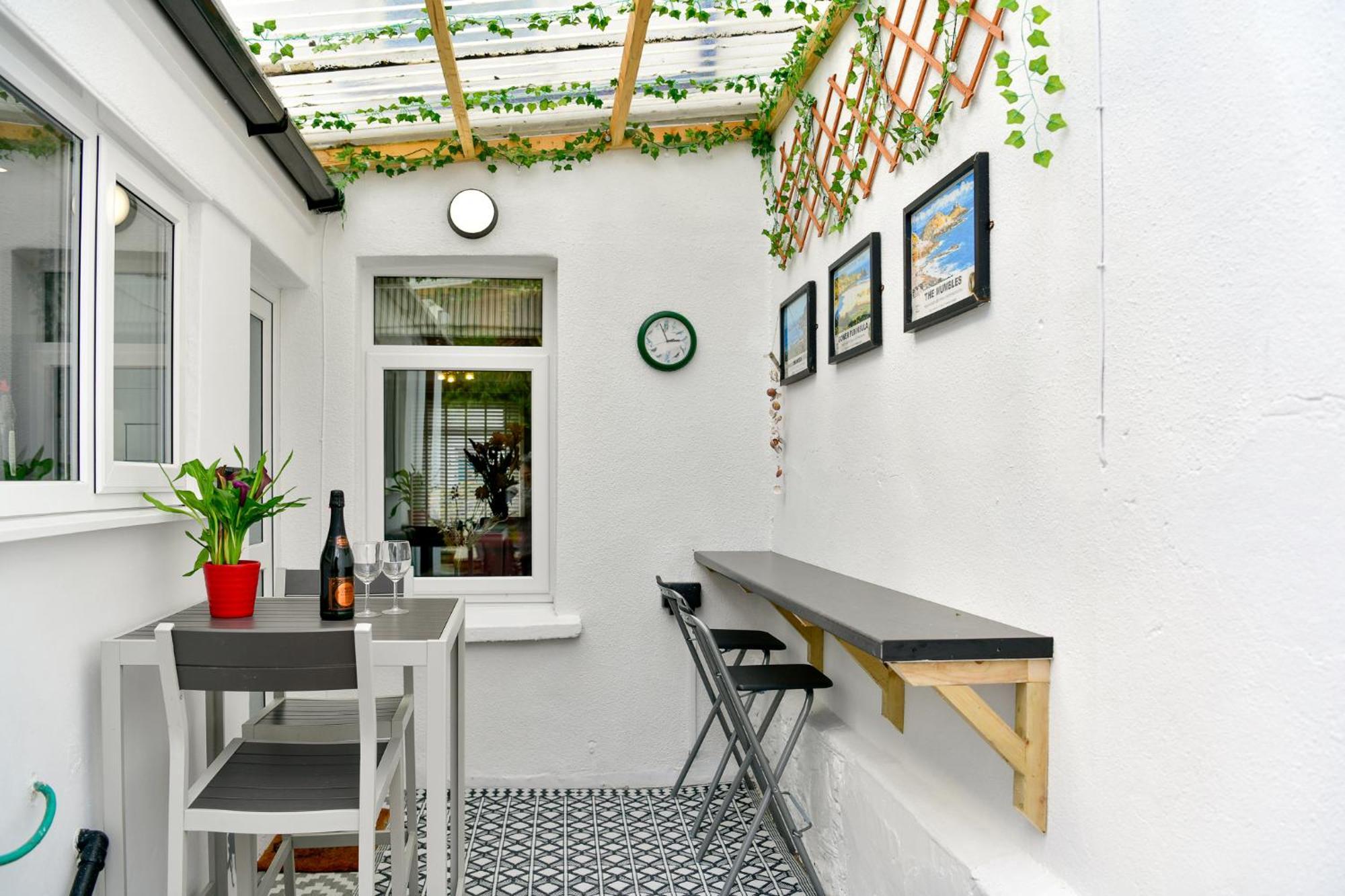 Free Parking - Heart Of The City - Superb Townhouse & Garden - Peaceful Area But Only 5Min Walk To Beach, Shops, Bars, Arena, Marina, Parks สวอนซี ภายนอก รูปภาพ
